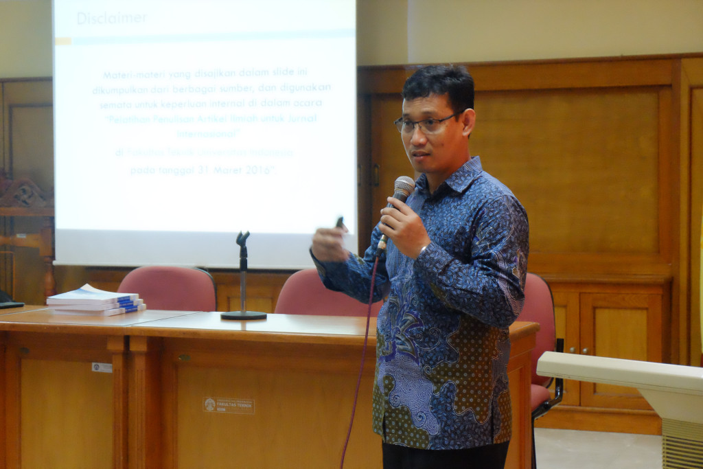 Pembicara 1 adalah Manajer Riset dan Pengabdian Masyarakat FTUI, Prof. Dr. Ir. Akhmad Herman Yuwono, M.Phil.Eng
