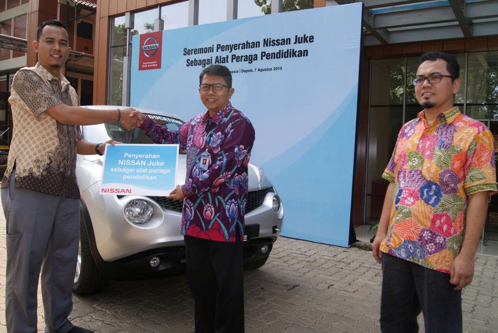Dari kiri ke kanan, Perwakilan PT. Nissan Motor Indonesia, Ichsan Nurfajar memberikan secara simbolis bantuan alat peraga pendidikan kepada Dekan FTUI, Prof. Dedi Priadi, DEA dengan disaksikan Ketua Departemen Teknik Mesin FTUI, Dr.-Ing. Nasrudin, M.Eng