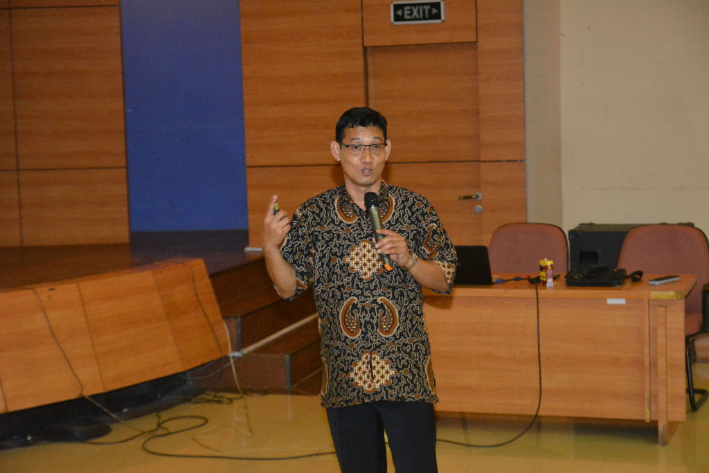 Presentasi Manajer Riset & Pengabdian Masyarakat, Prof. Dr. Ir. Akhmad Herman Yuwono, M.Phil.Eng. 